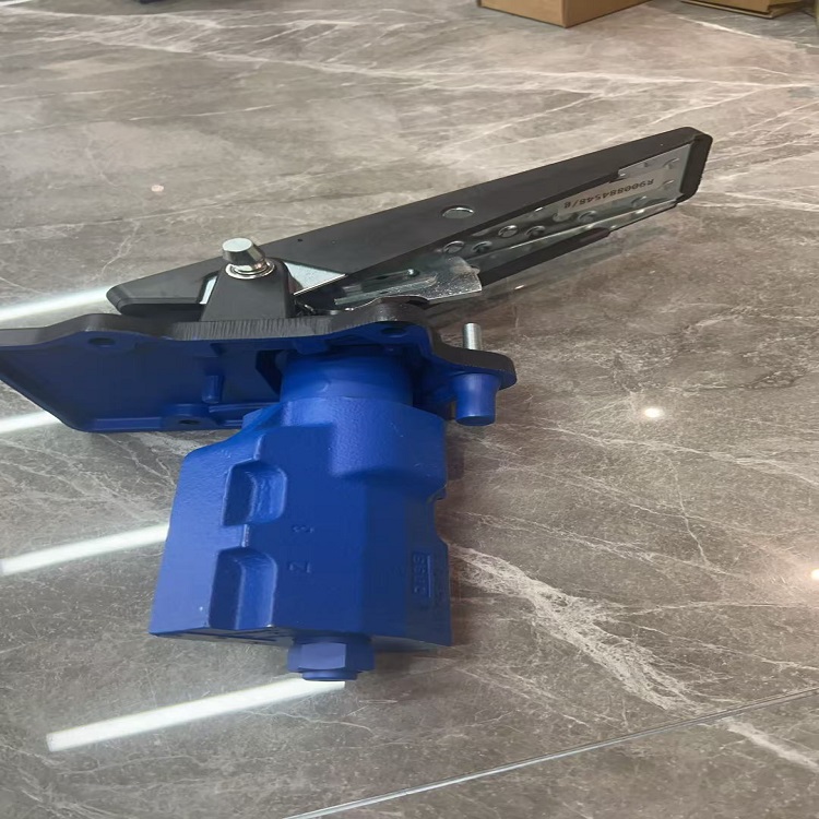 Suitable for Volvo foot brake valve 15045692 L220G loader foot pedal L180H foot valve L120H accelerator pedal L70 L90H L110H L60F
